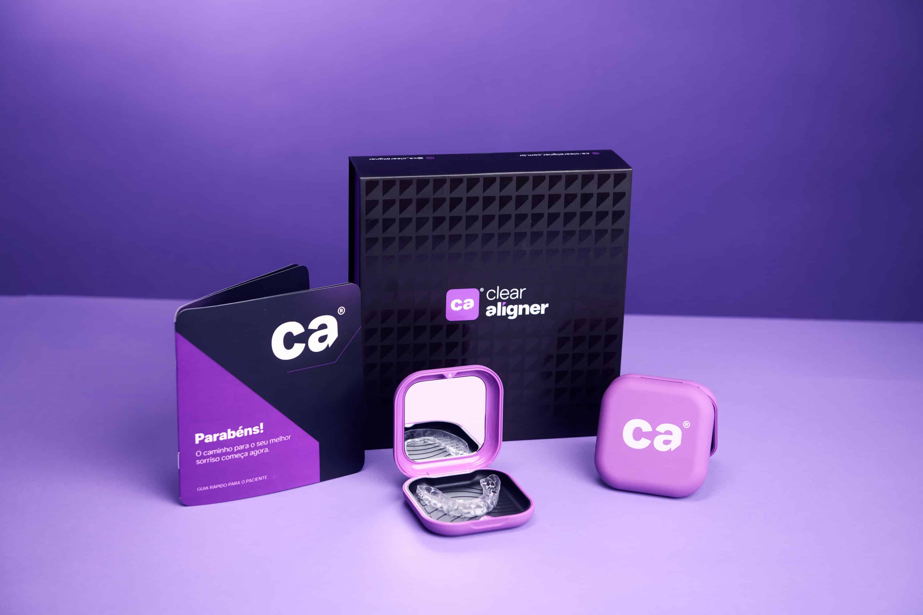 Paciente com alinhador CA Clear Aligner e estojo